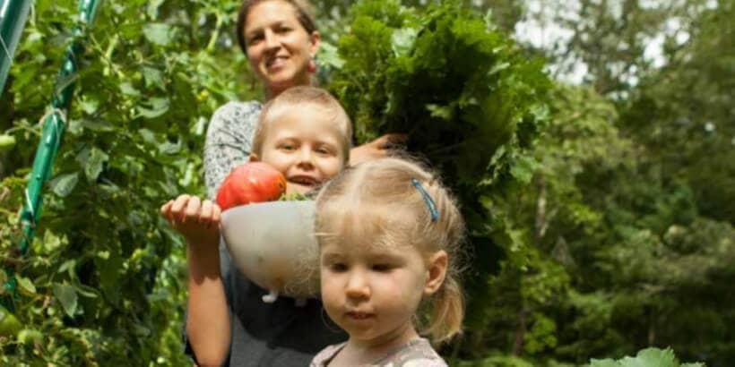LeahWebbandKids_GSDCookbook Leah Webb with kids in garden