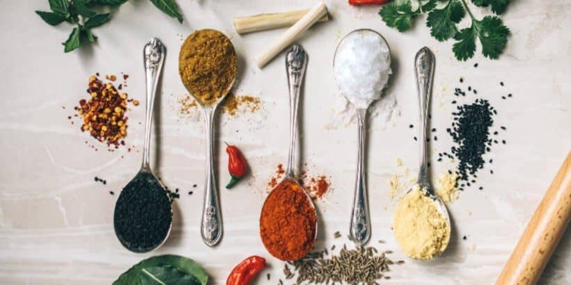 herbal 3_hyperthyroididsm_bannersnack a variety of herbs on spoons
